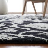 Safavieh Metro Met996Z Black/Ivory Rugs.