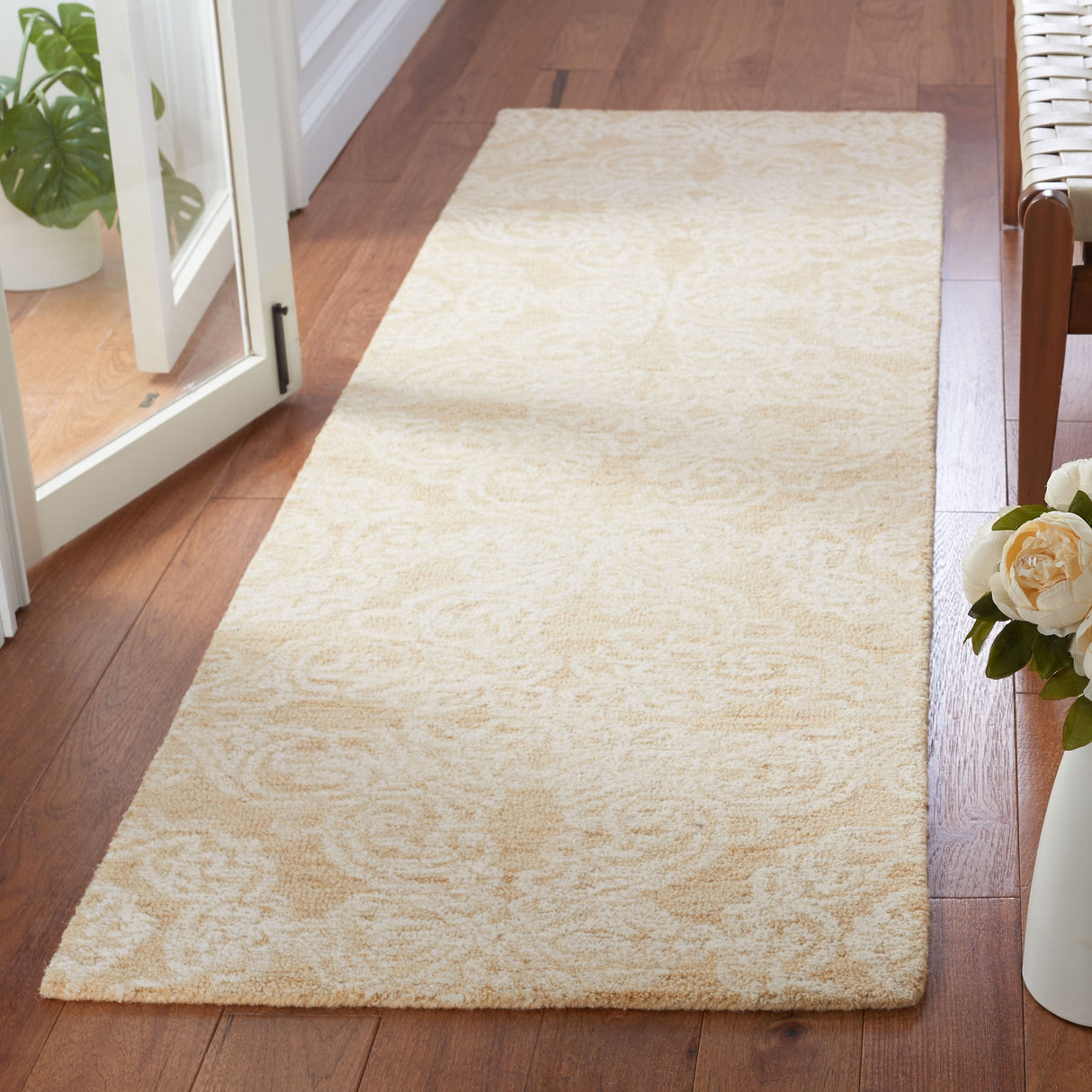 Safavieh Metro Met997D Gold/Ivory Rugs.