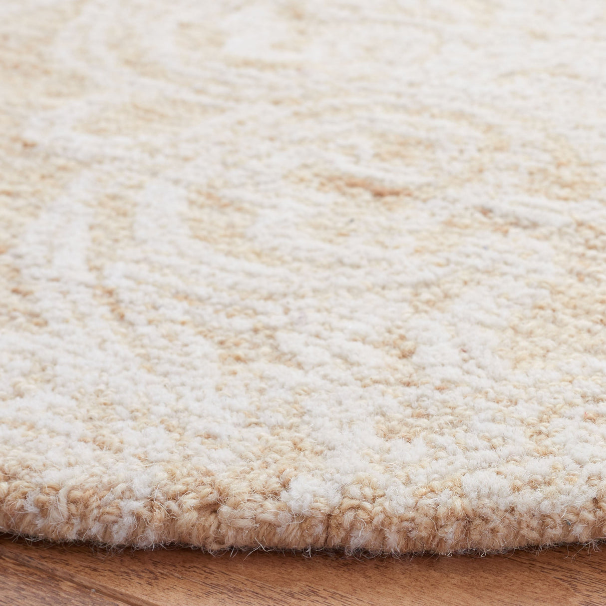 Safavieh Metro Met997D Gold/Ivory Rugs.