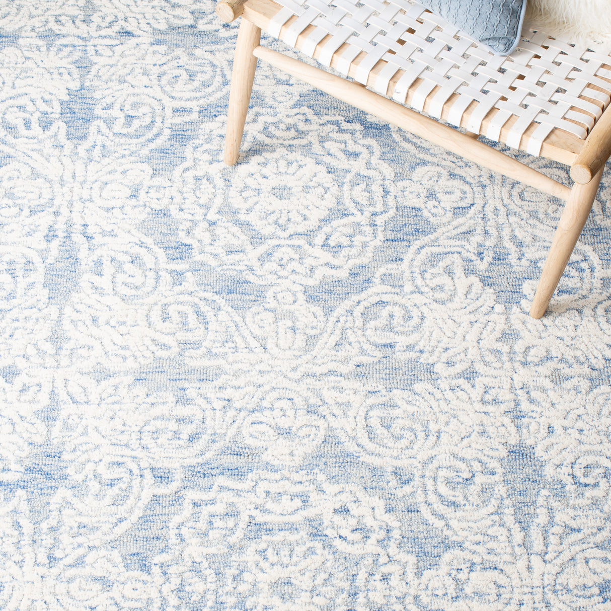 Safavieh Metro Met997M Blue/Ivory Rugs.