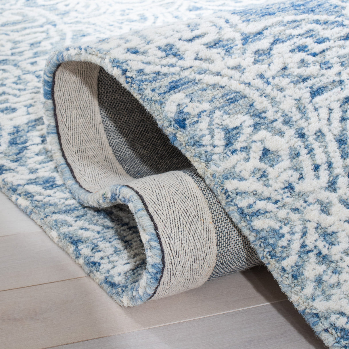 Safavieh Metro Met998M Blue/Ivory Rugs.