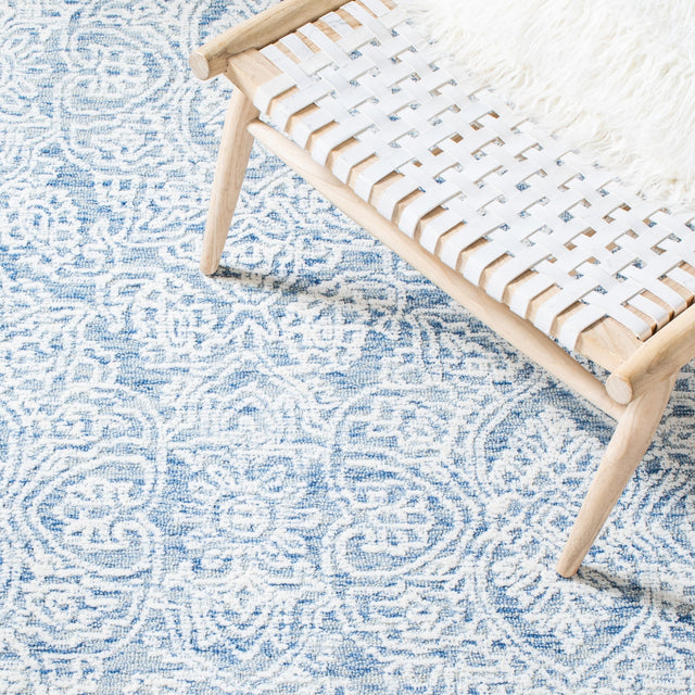 Safavieh Metro Met998M Blue/Ivory Rugs.
