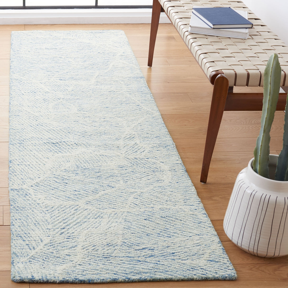 Safavieh Metro Met999M Blue/Ivory Rugs.