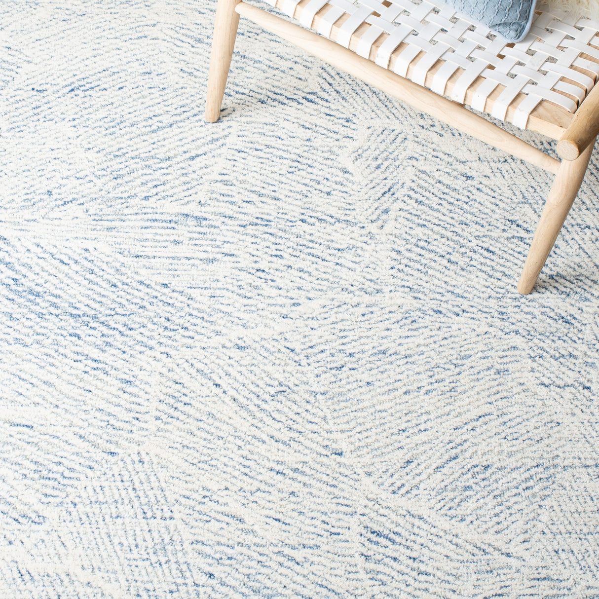 Safavieh Metro Met999M Blue/Ivory Rugs.