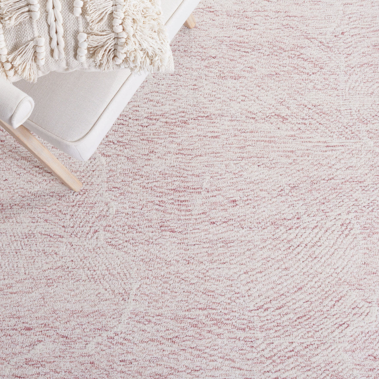 Safavieh Metro Met999U Pink/Ivory Rugs.