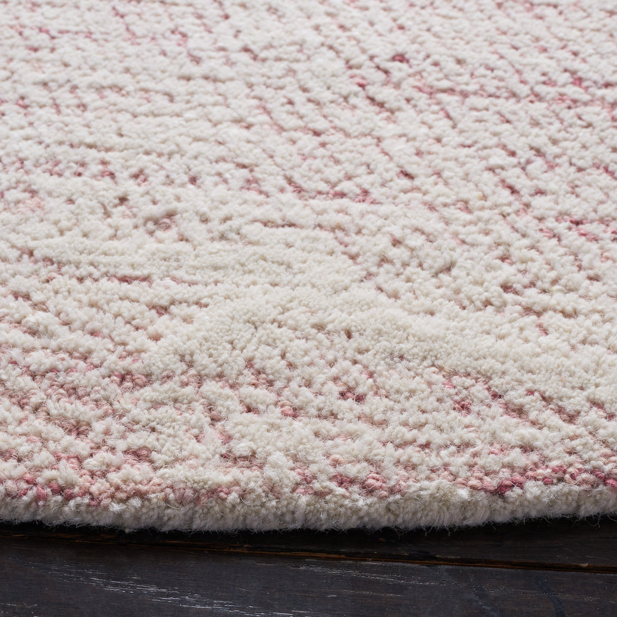 Safavieh Metro Met999U Pink/Ivory Rugs.