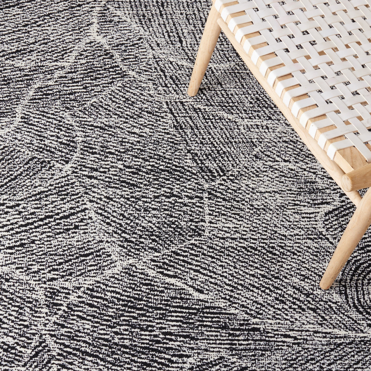 Safavieh Metro Met999Z Black/Ivory Rugs.