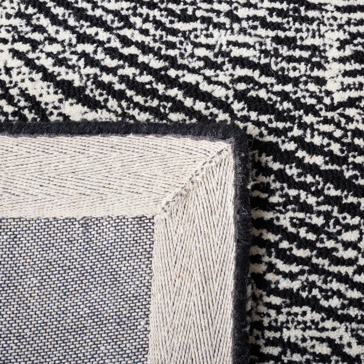 Safavieh Metro Met999Z Black/Ivory Rugs.