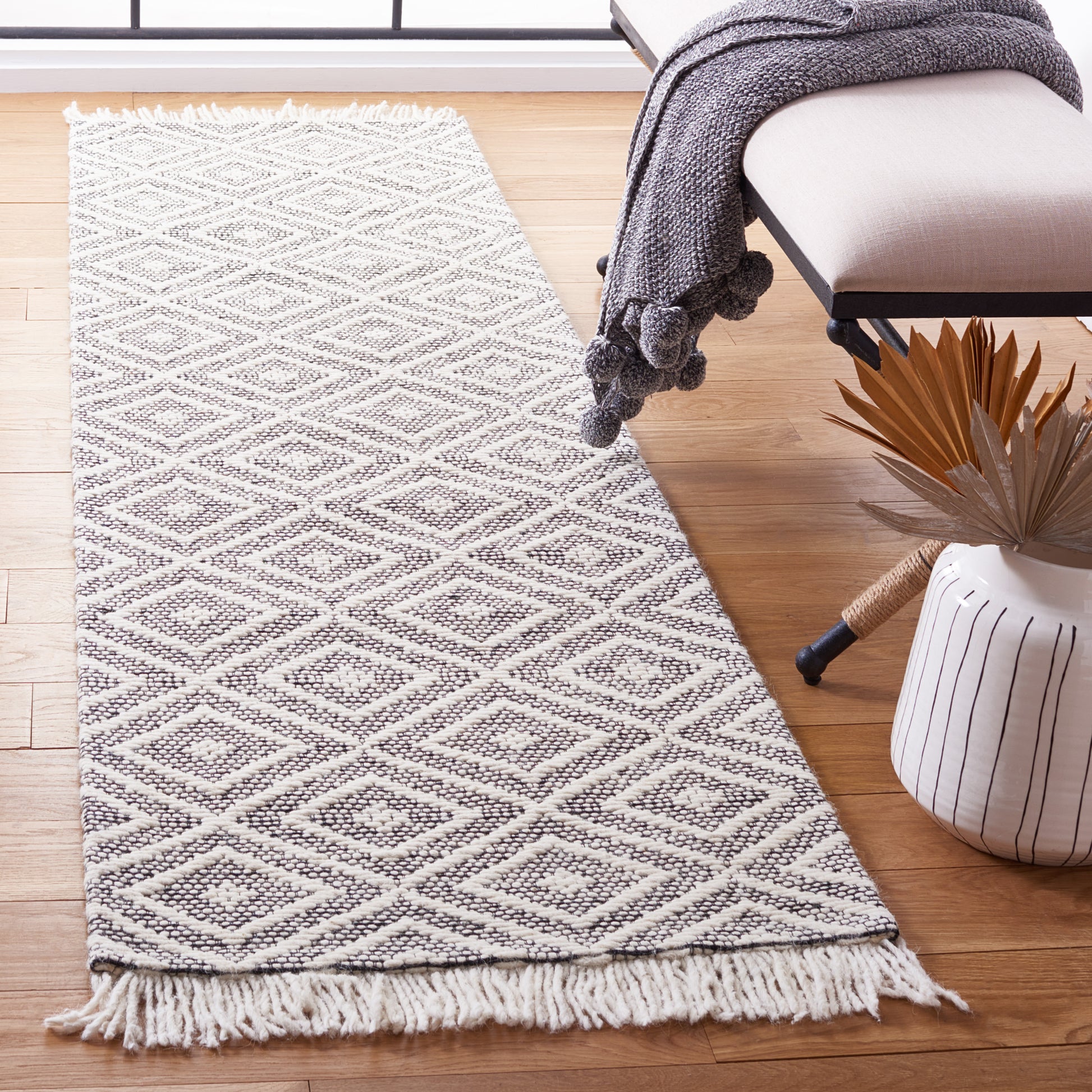 Safavieh Marbella Mrb206Z Ivory/Black Area Rug