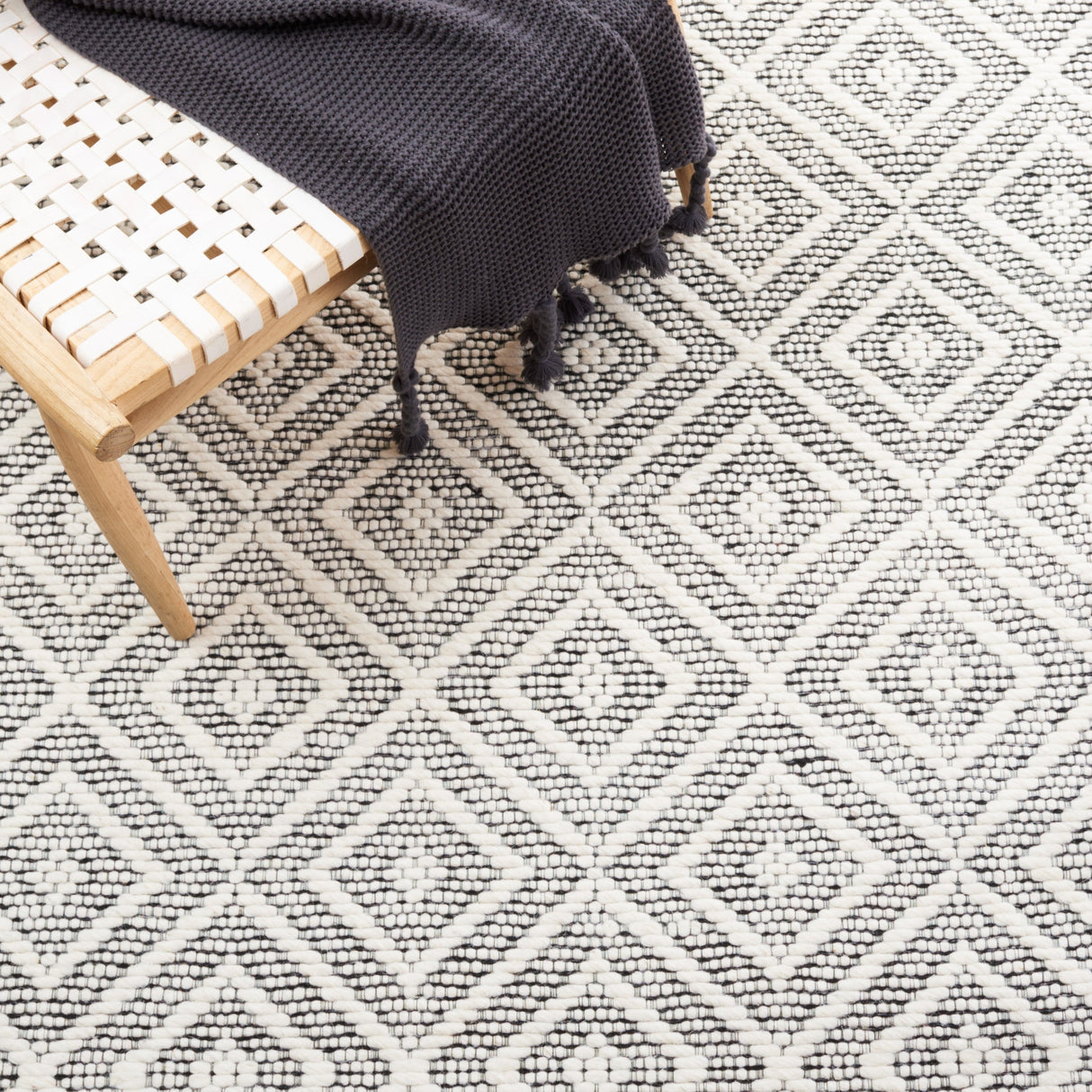 Safavieh Marbella Mrb206Z Ivory/Black Rug.