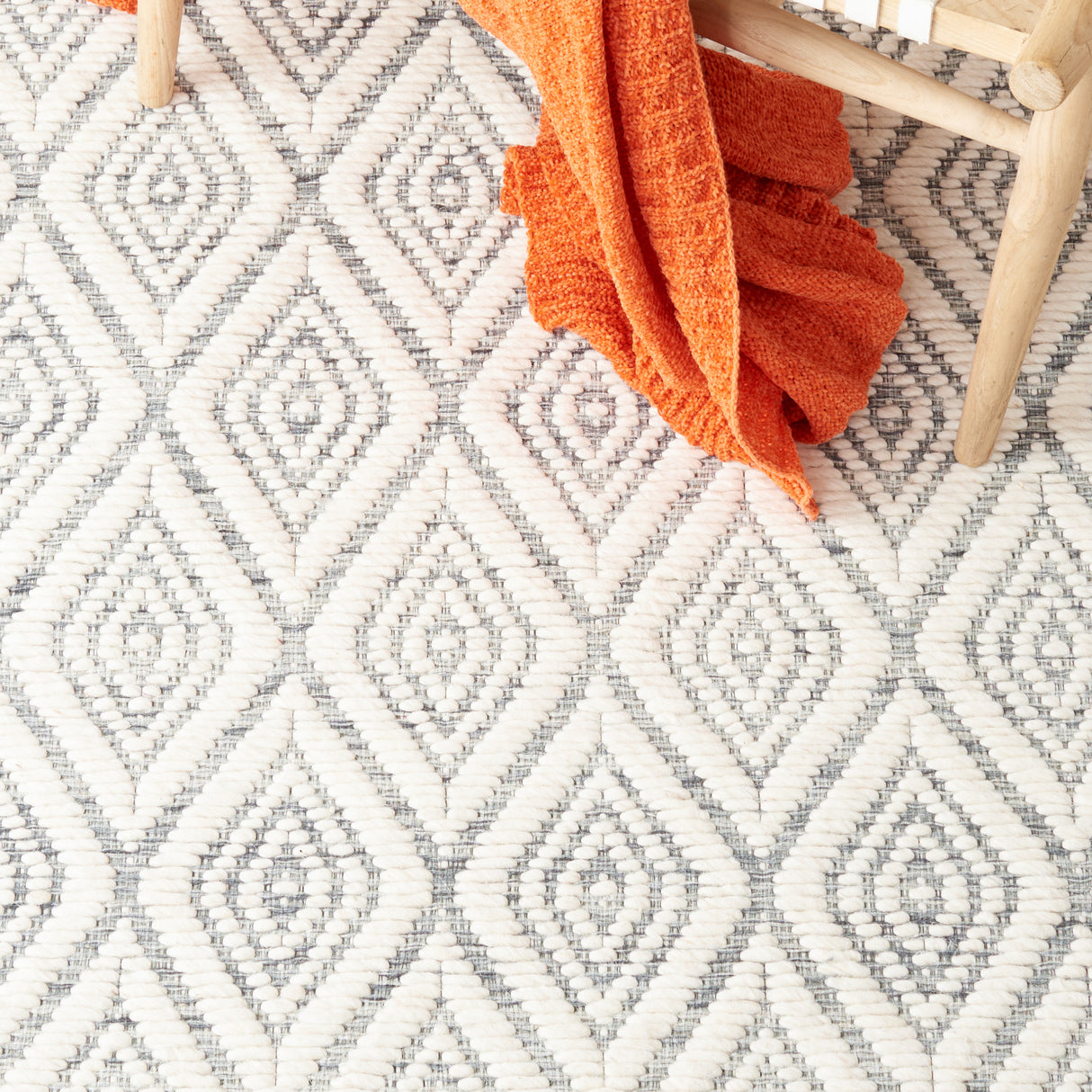 Safavieh Marbella Mrb308G Dark Grey/Ivory Rug.