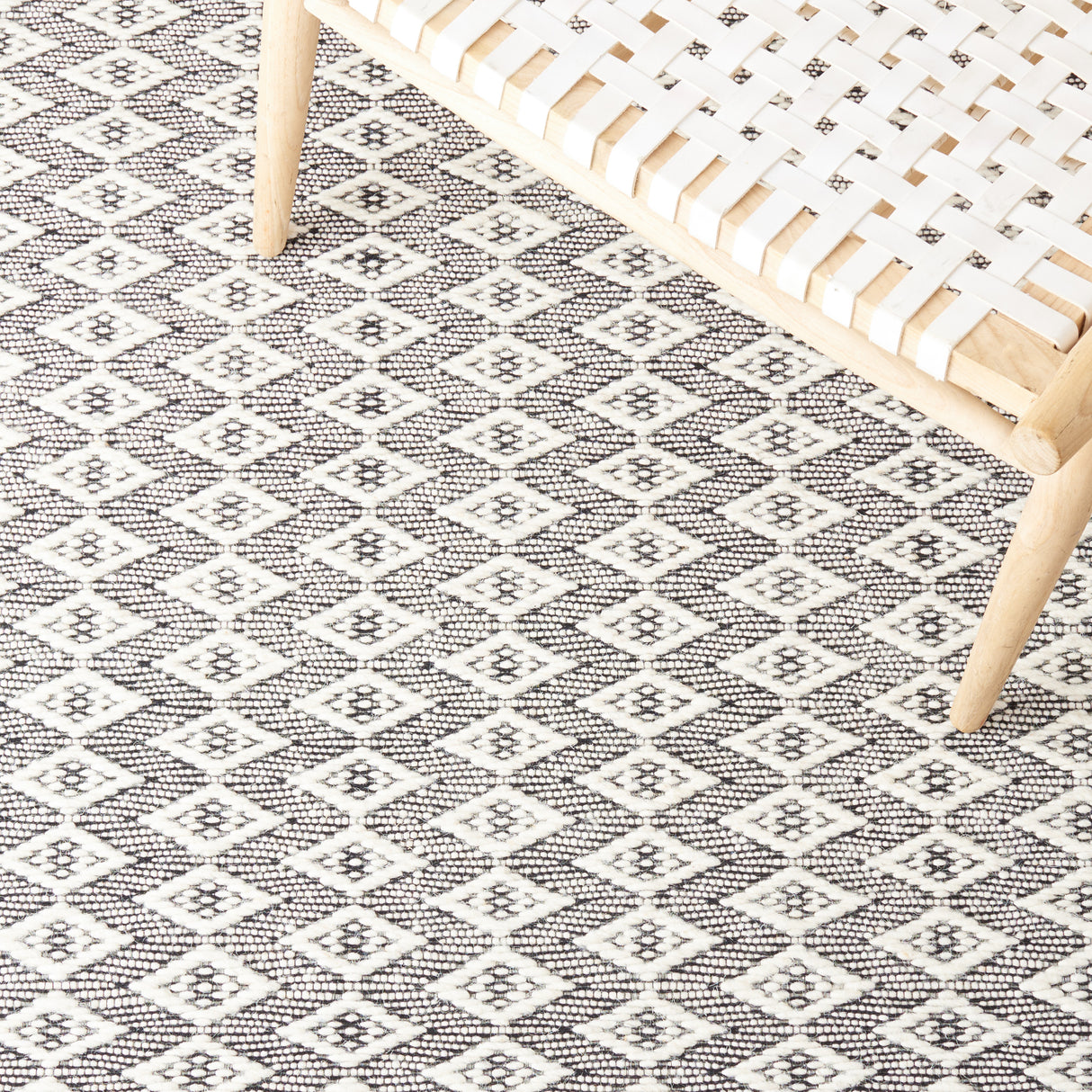 Safavieh Marbella Mrb310A Ivory/Black Rug.