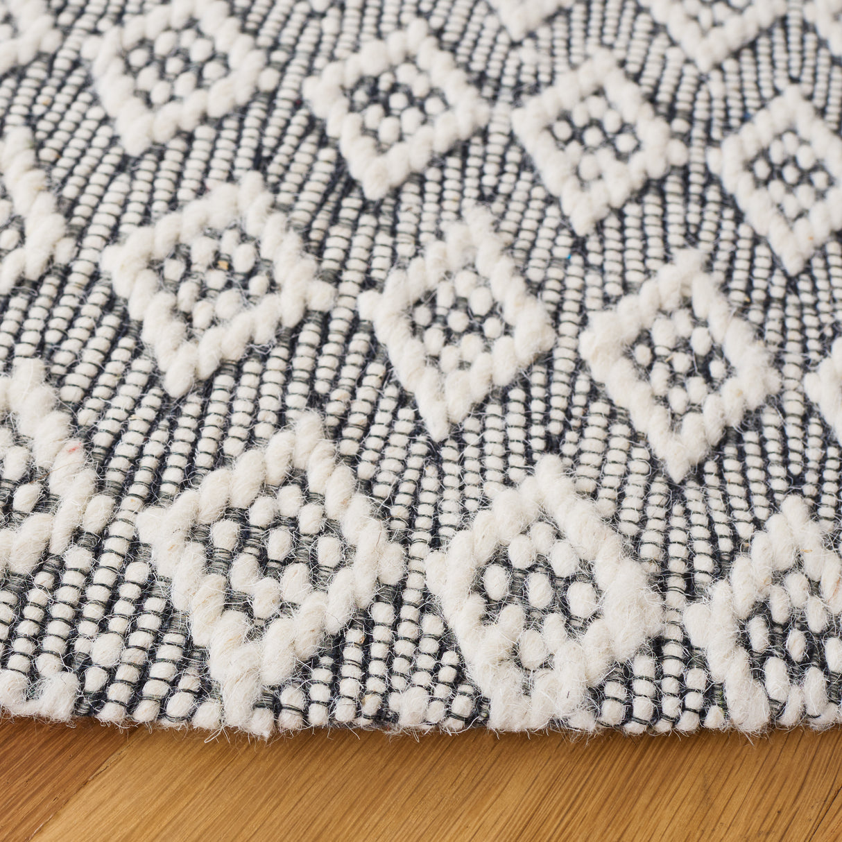 Safavieh Marbella Mrb310A Ivory/Black Rug.