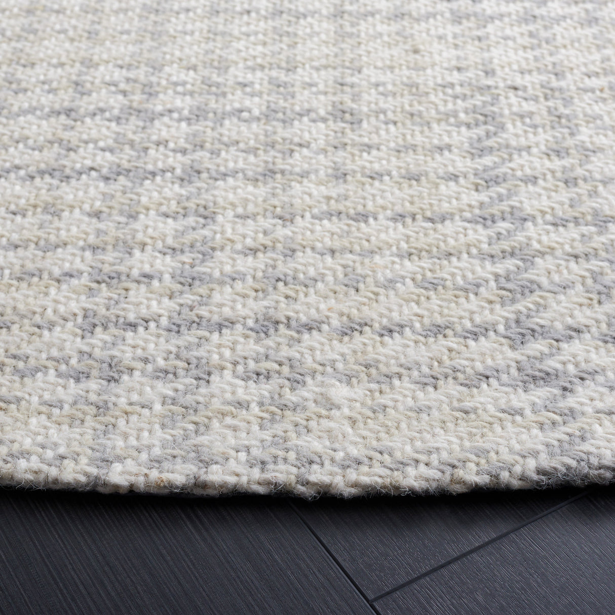 Safavieh Marbella Mrb319G Grey/Ivory Rug.