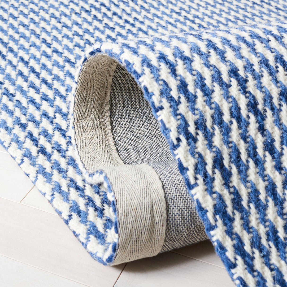 Safavieh Marbella Mrb319N Navy/Ivory Rug.