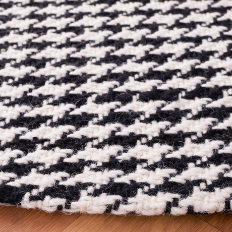 Safavieh Marbella Mrb319Z Black/Ivory Rug.