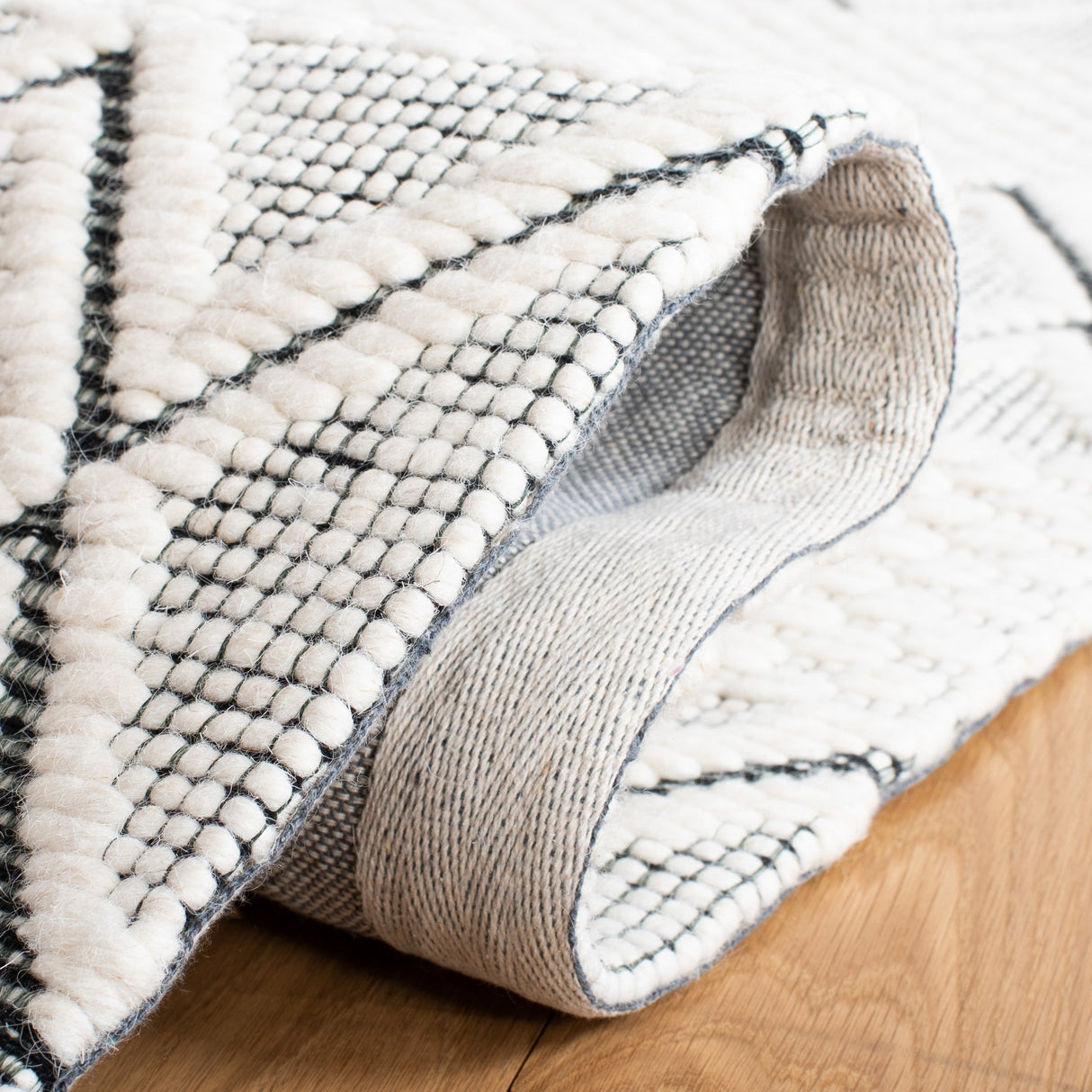 Safavieh Marbella Mrb320A Ivory/Black Rug.