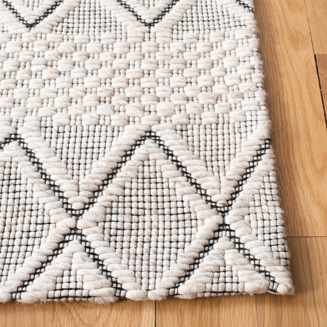 Safavieh Marbella Mrb320G Silver/Black Rug.