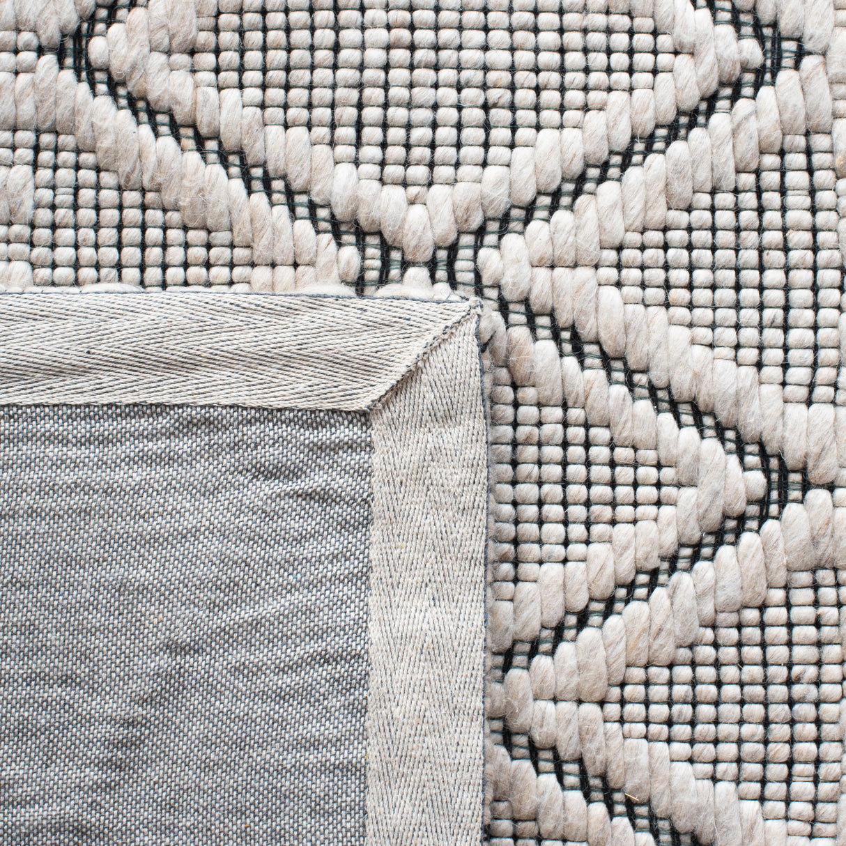 Safavieh Marbella Mrb320G Silver/Black Rug.