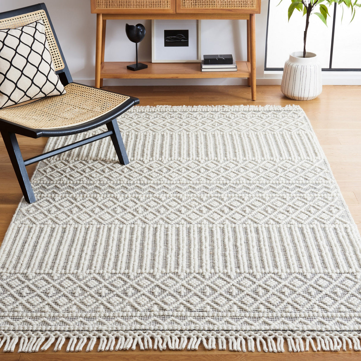 Safavieh Marbella Mrb476A Ivory/Black Rug.