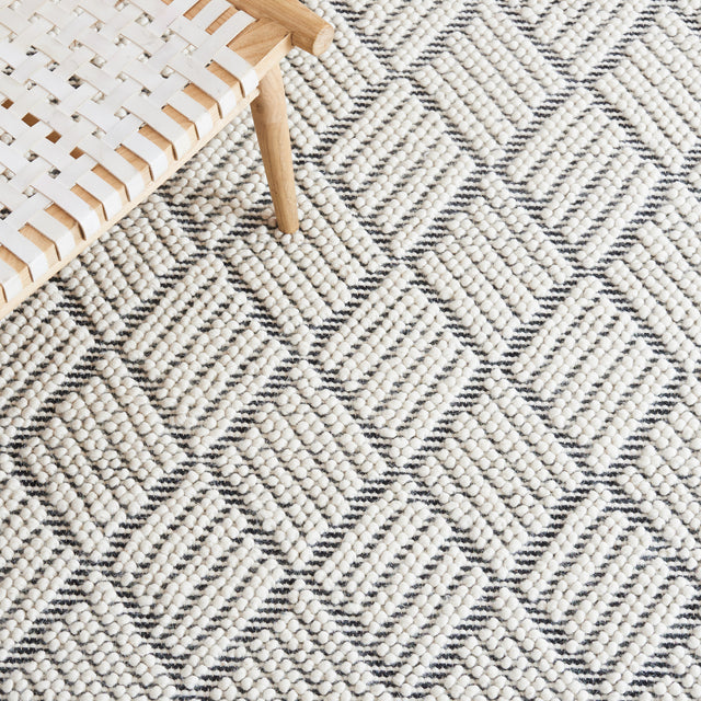 Safavieh Marbella Mrb478A Ivory/Black Rug.