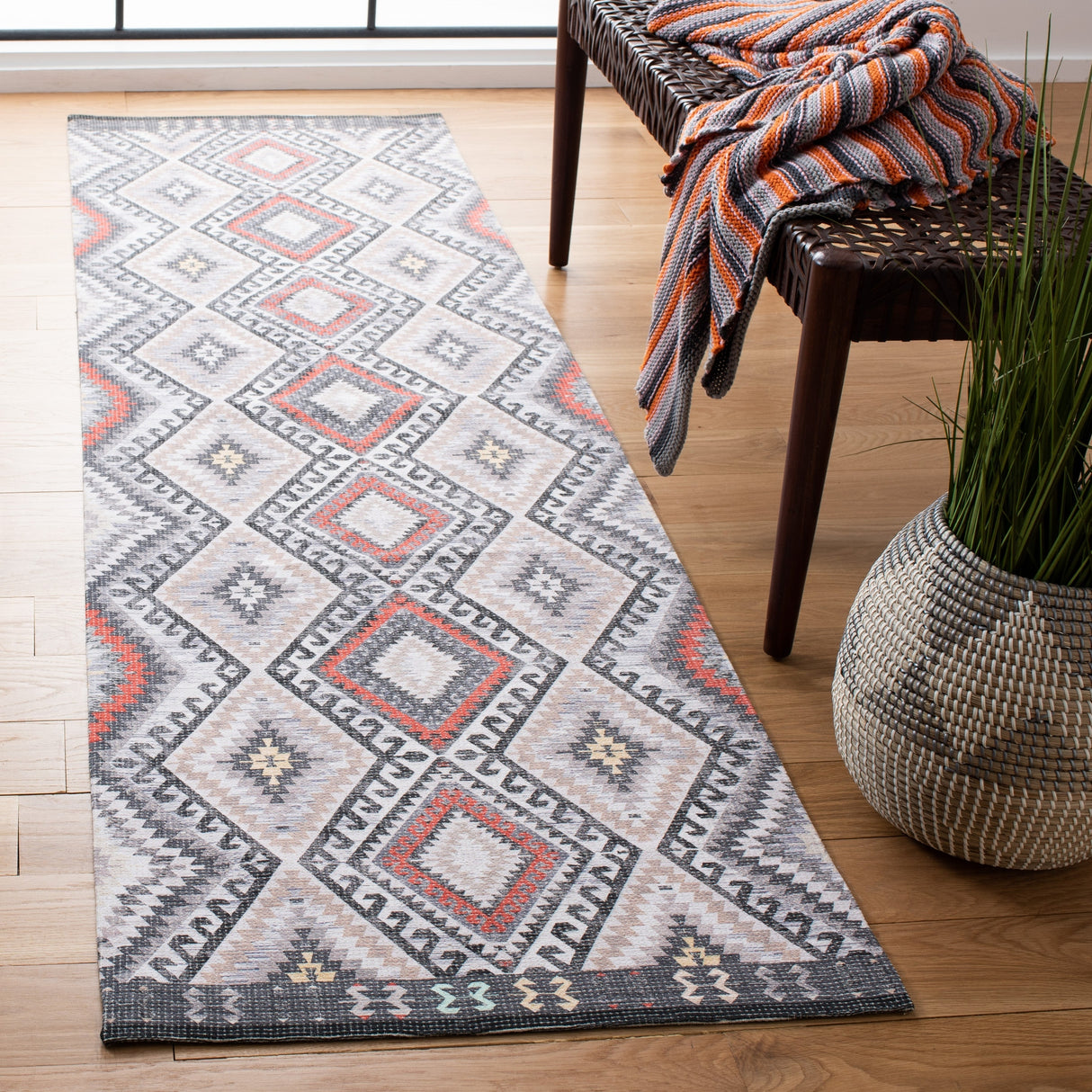 Safavieh Marbella Mrb644F Grey/Chocolate Rugs.