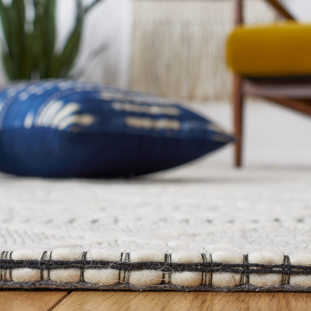 Safavieh Marbella Mrb751A Ivory/Black Rug.