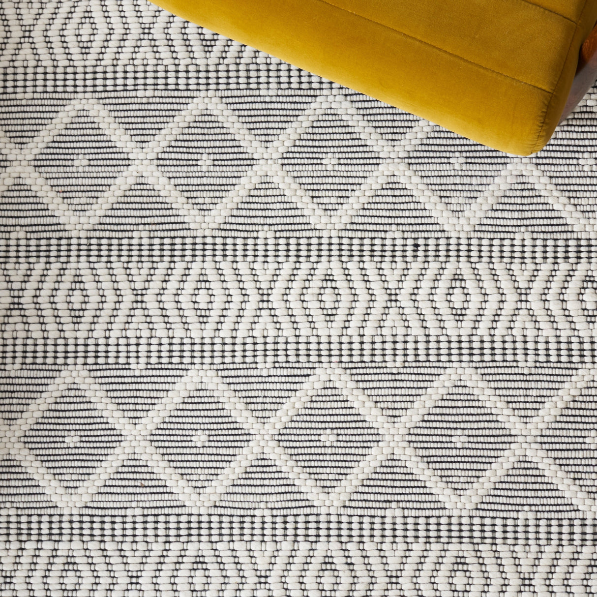 Safavieh Marbella Mrb751A Ivory/Black Rug.