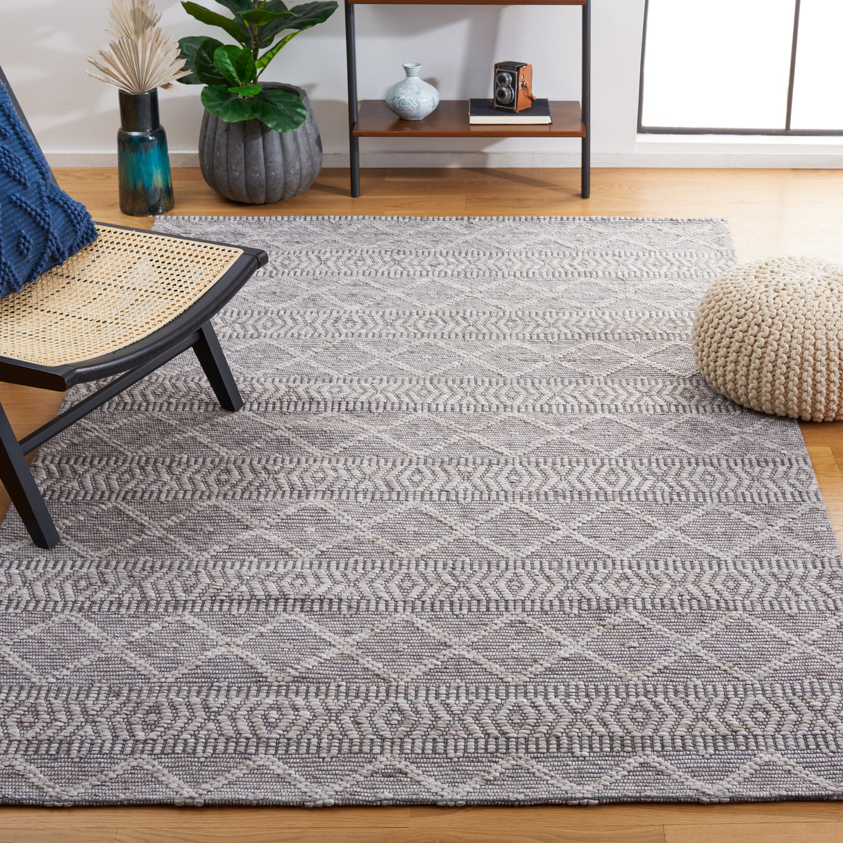 Safavieh Marbella Mrb751F Grey Rug.