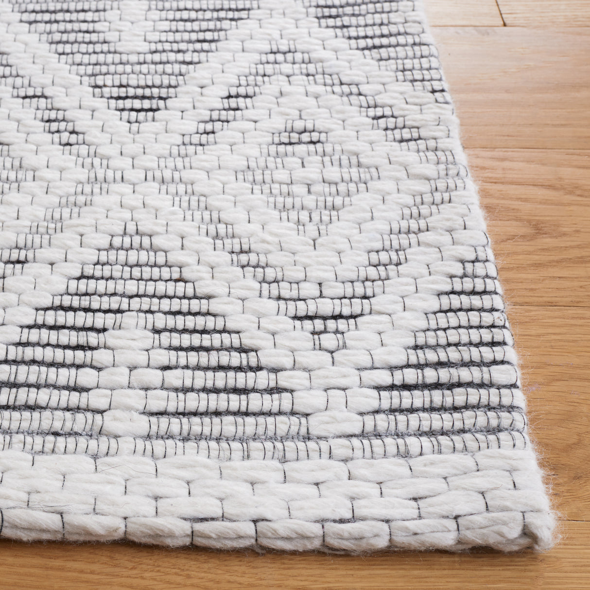 Safavieh Marbella Mrb855Z Ivory/Black Rug.