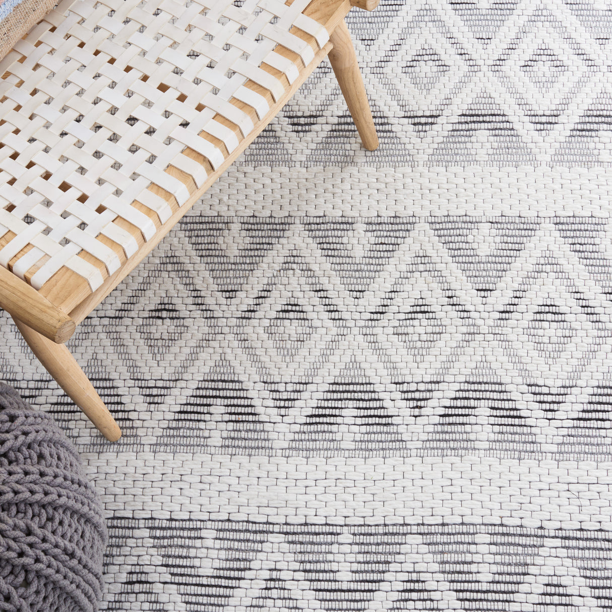 Safavieh Marbella Mrb855Z Ivory/Black Rug.