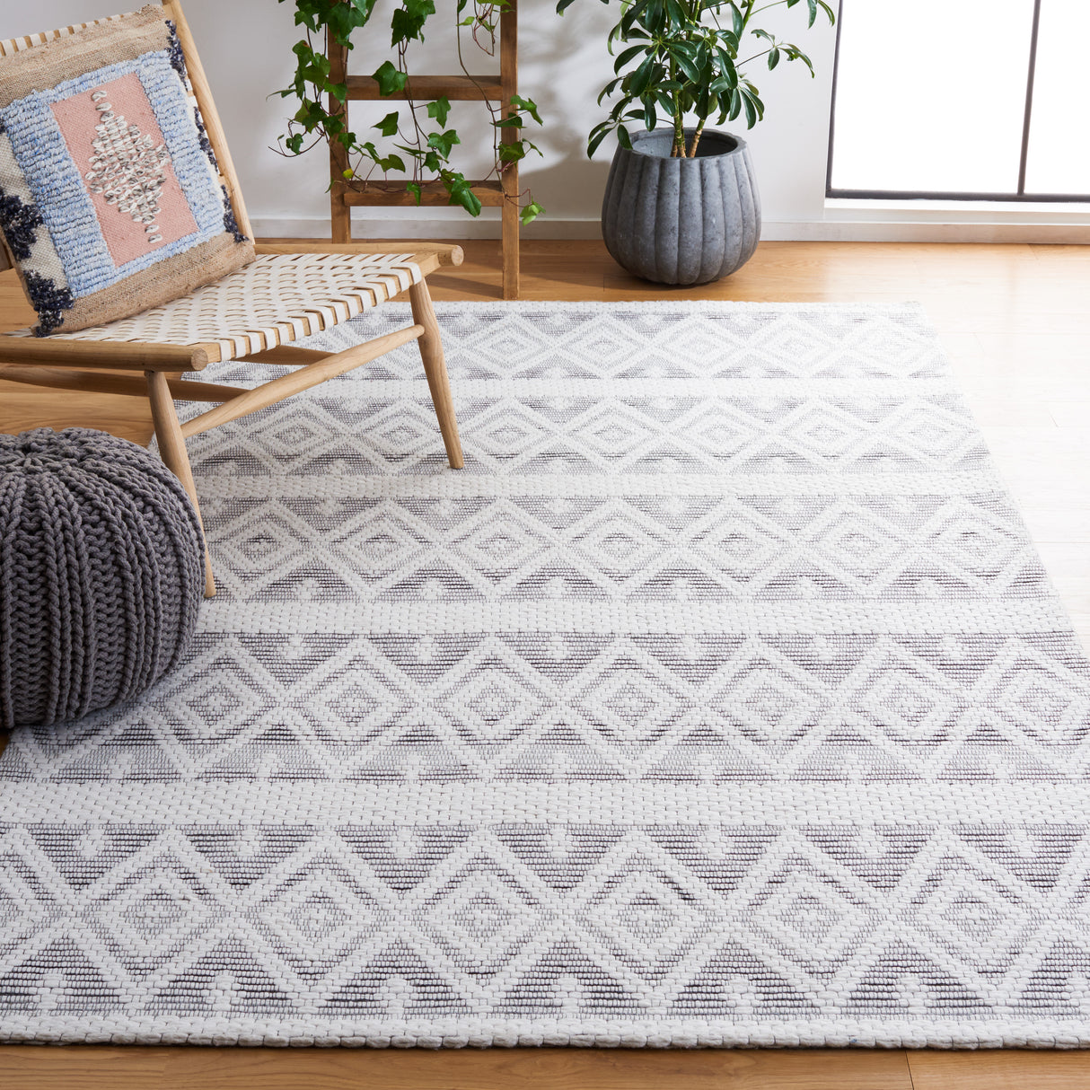 Safavieh Marbella Mrb855Z Ivory/Black Rug.