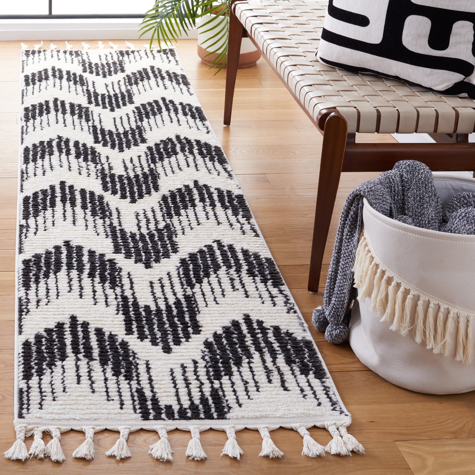 Safavieh Moroccan Tassel Mrt101A Ivory/Black Area Rug