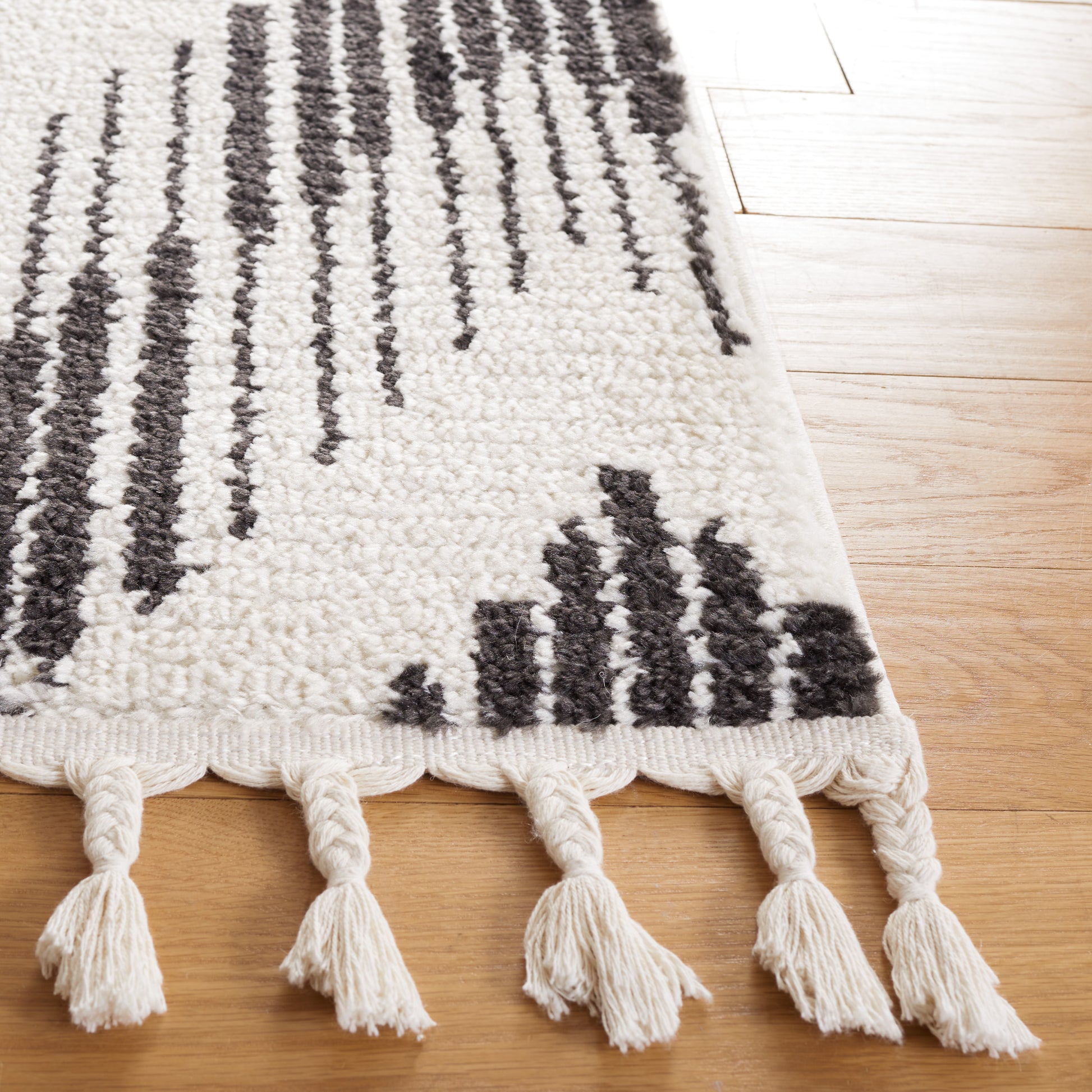 Safavieh Moroccan Tassel Mrt101A Ivory/Black Area Rug