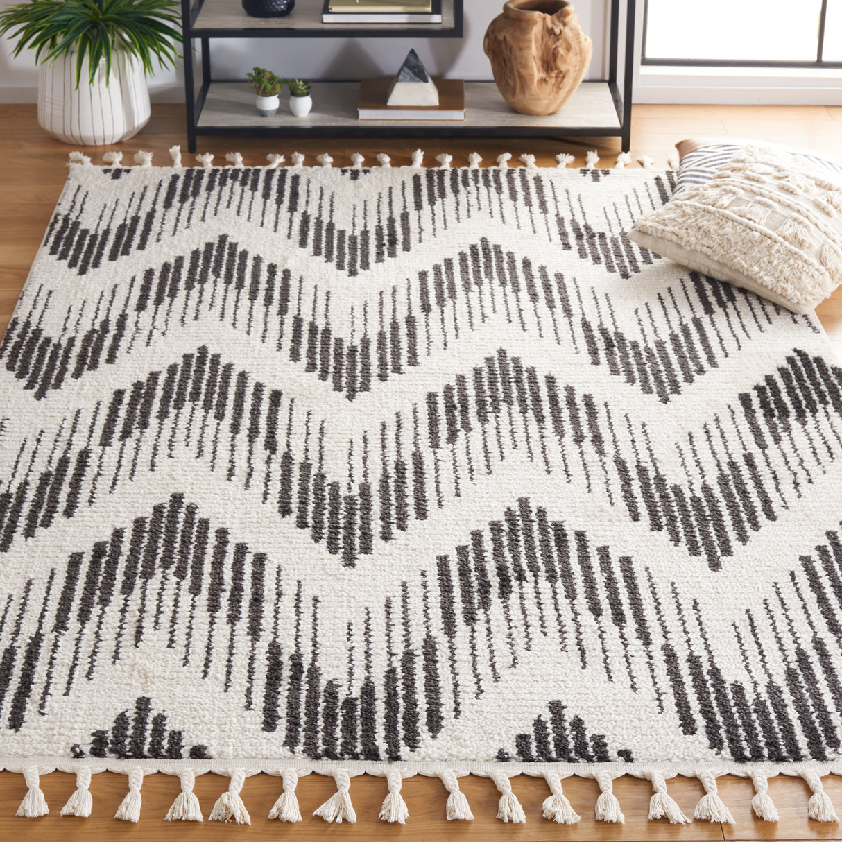 Safavieh Moroccan Tassel Mrt101A Ivory/Black Rug.
