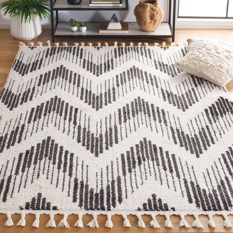 Safavieh Moroccan Tassel Mrt101A Ivory/Black Rug.