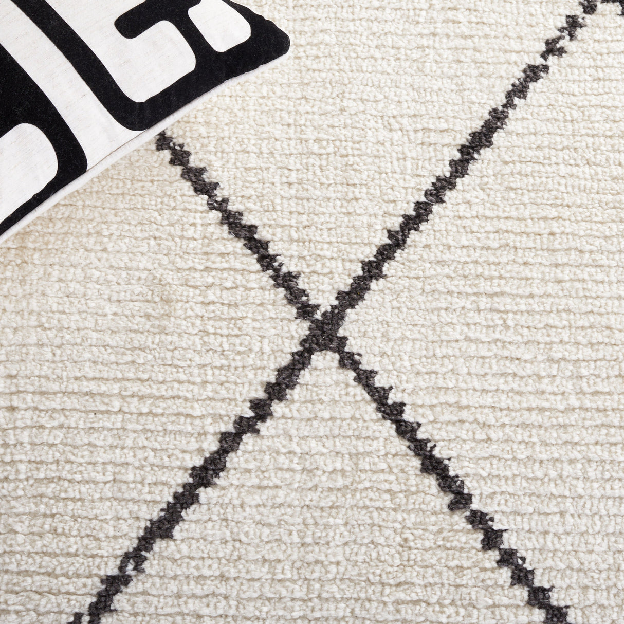Safavieh Moroccan Tassel Mrt103A Ivory/Black Rug.