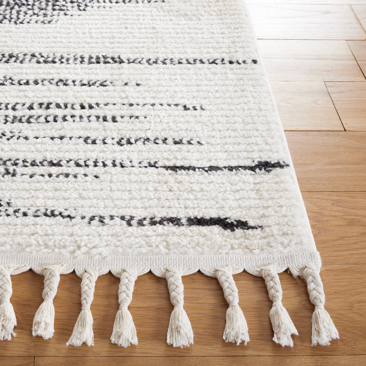 Safavieh Moroccan Tassel Mrt107A Ivory/Black Rug.