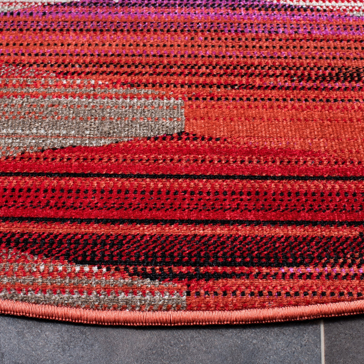 Safavieh Montage Mtg301Q Red/Fuchsia Rug.