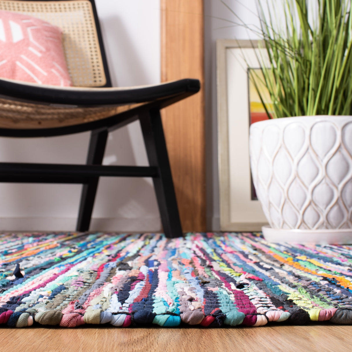 Safavieh Montauk Mtk251Z Black/Pink Rugs.