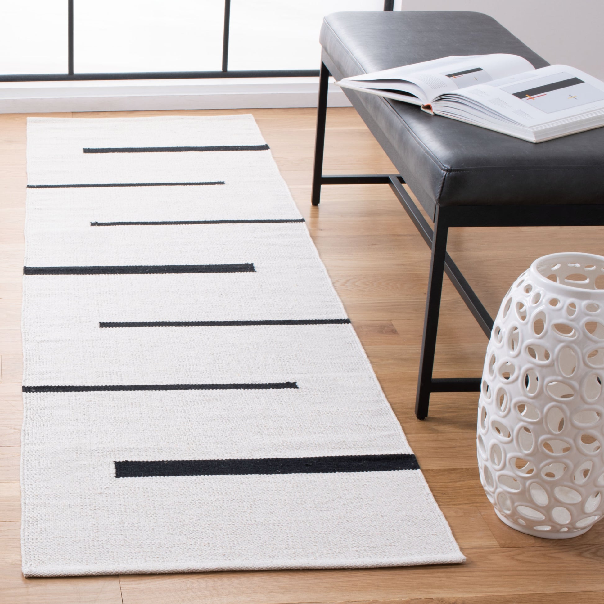 Safavieh Montauk Mtk311A Ivory/Black Area Rug