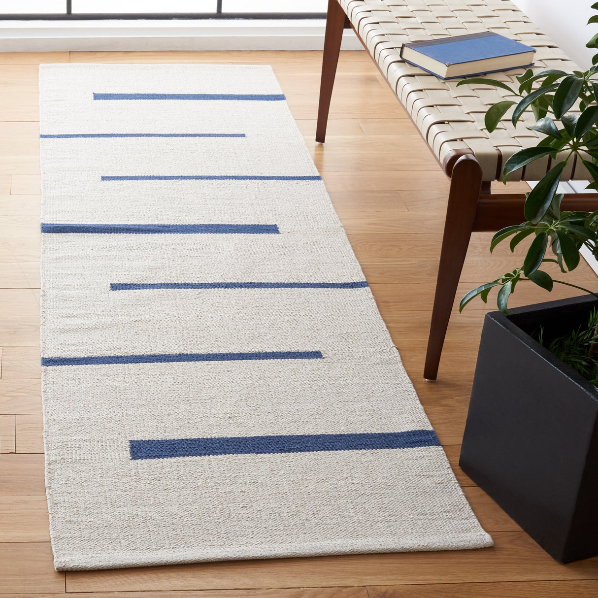 Safavieh Montauk Mtk311M Ivory/Navy Rugs.