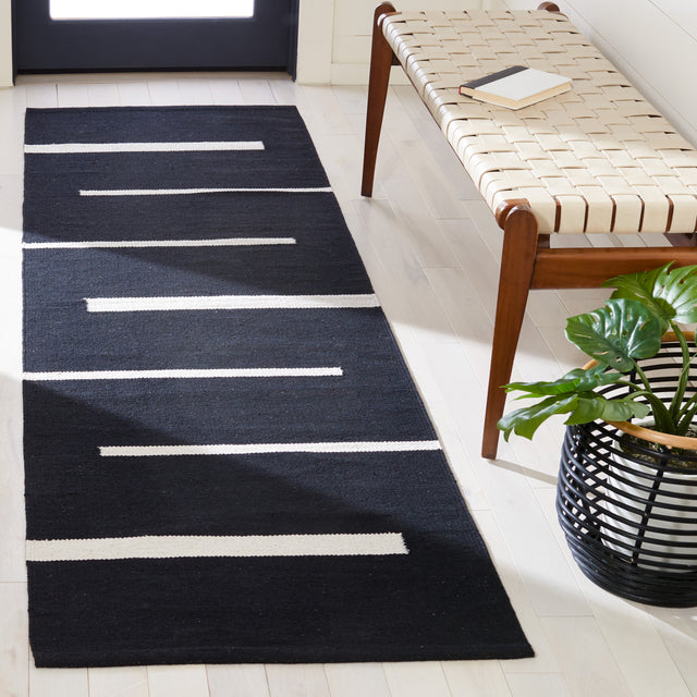 Safavieh Montauk Mtk311Z Black/Ivory Area Rug