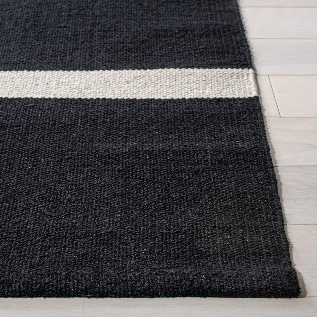 Safavieh Montauk Mtk311Z Black/Ivory Rugs.