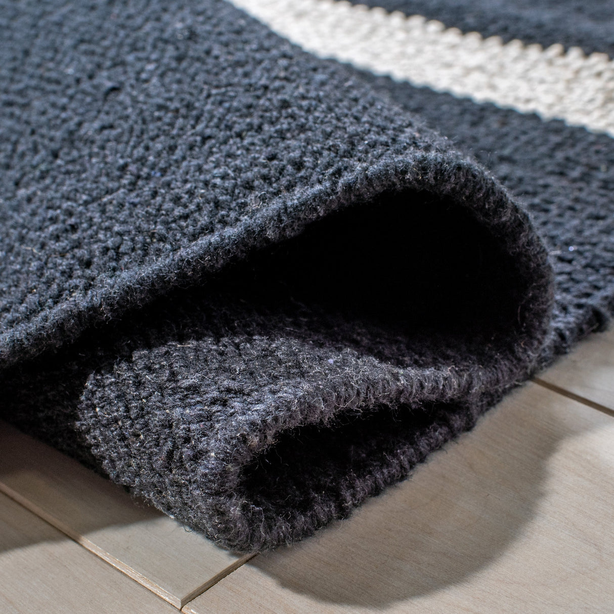Safavieh Montauk Mtk311Z Black/Ivory Rugs.