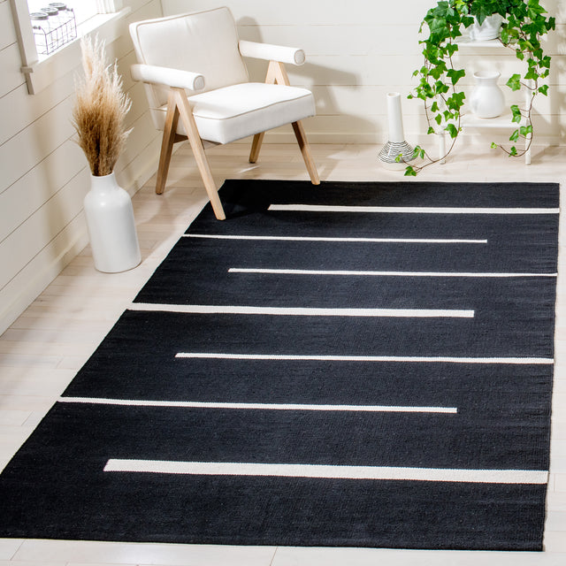 Safavieh Montauk Mtk311Z Black/Ivory Area Rug