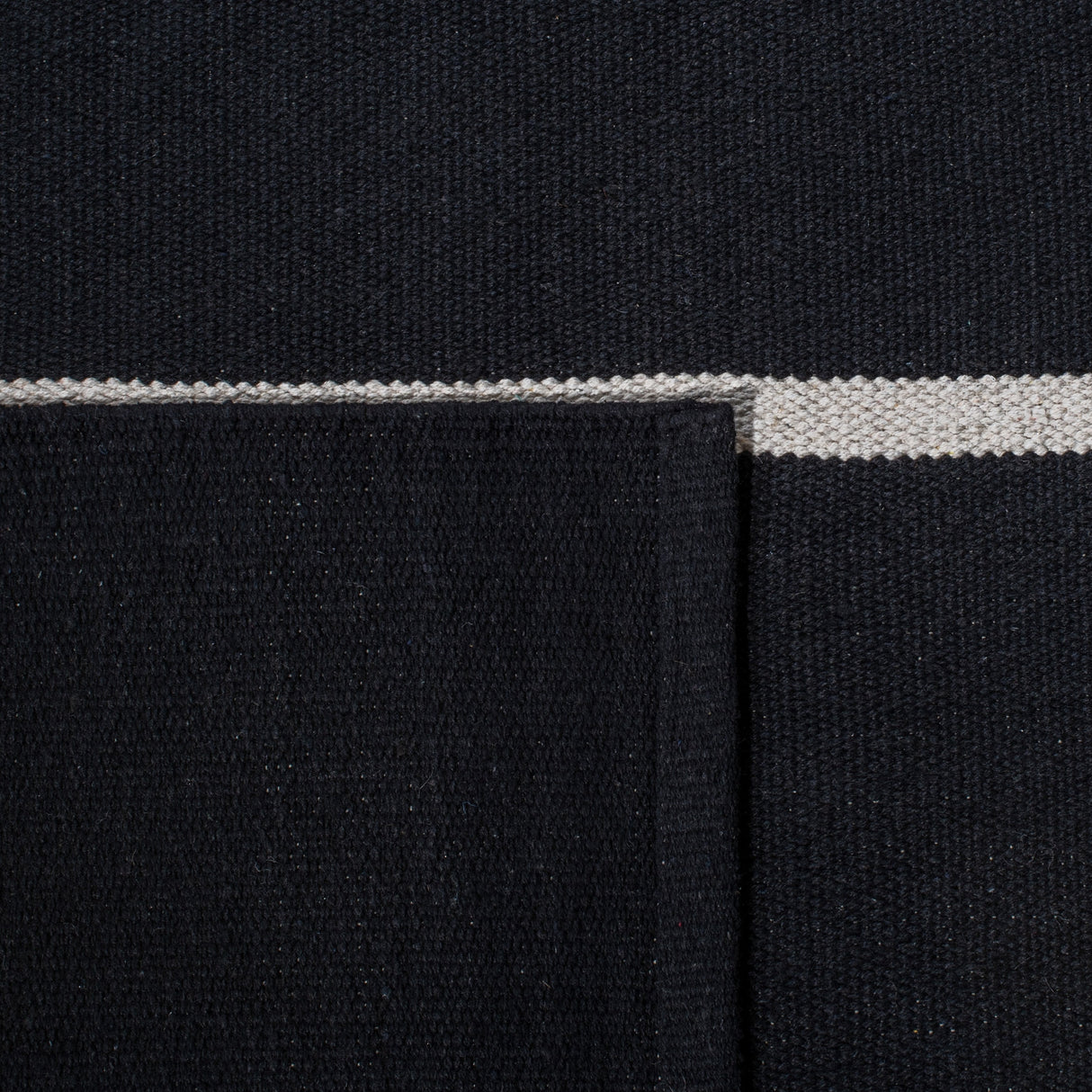 Safavieh Montauk Mtk311Z Black/Ivory Rugs.