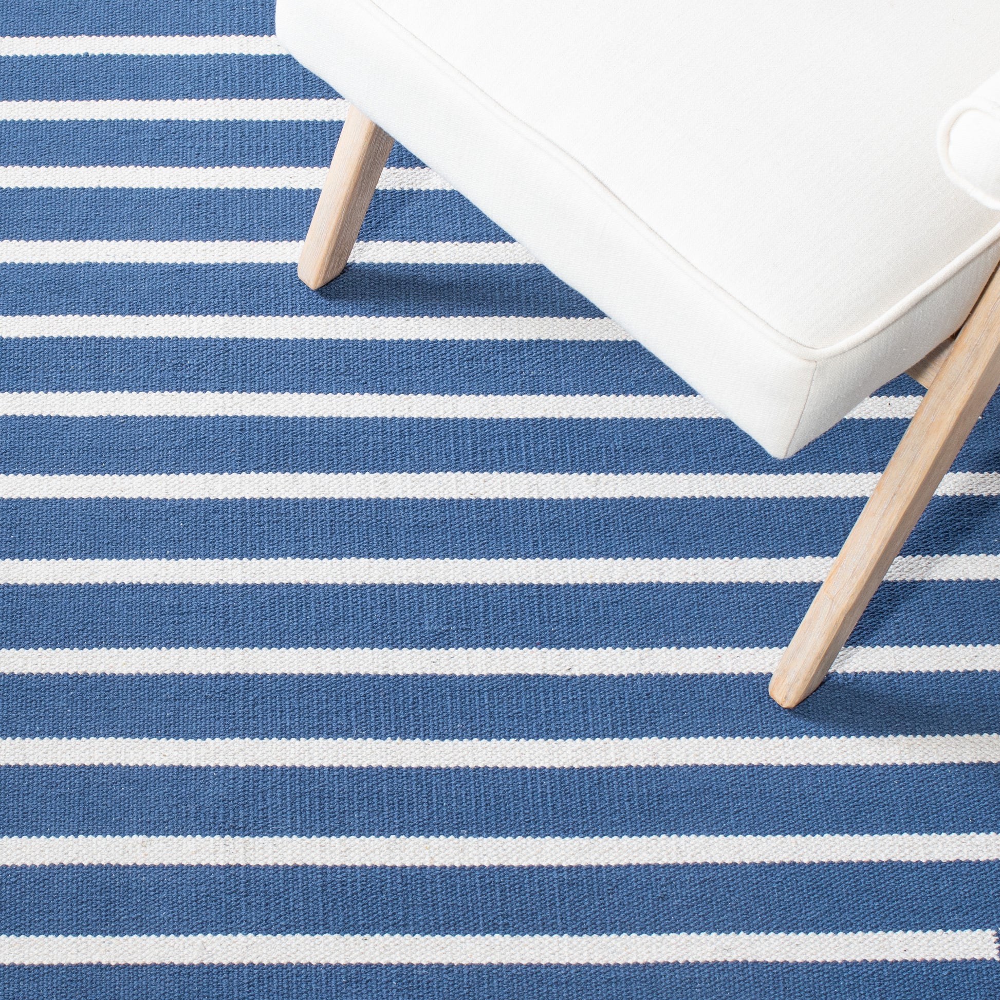 Safavieh Montauk Mtk313N Navy/Ivory Area Rug