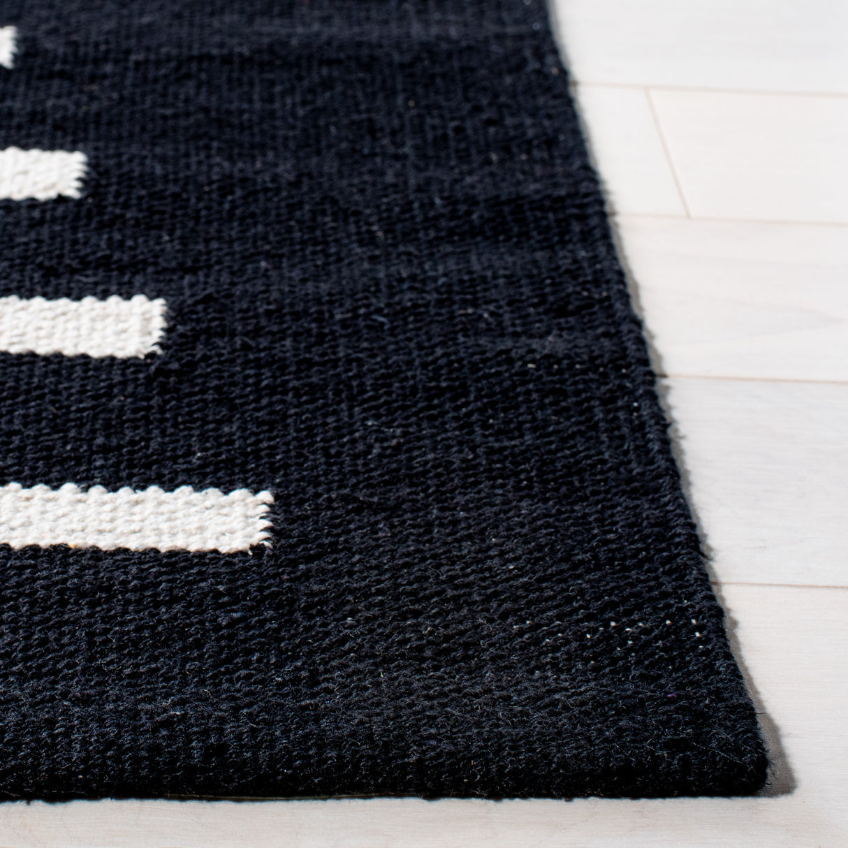 Safavieh Montauk Mtk313Z Black/Ivory Rugs.