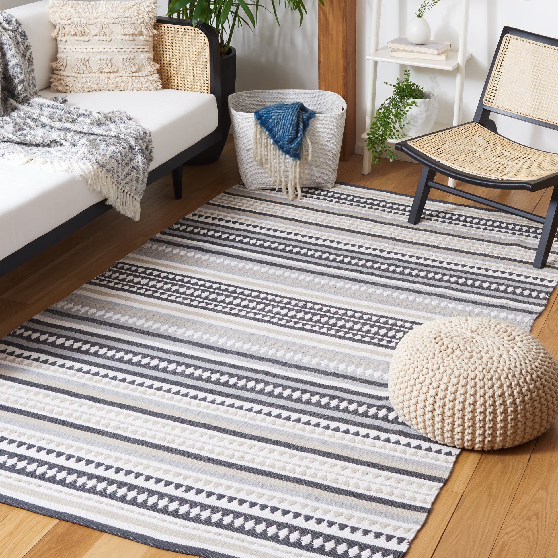 Safavieh Montauk Mtk451F Grey/Ivory Area Rug